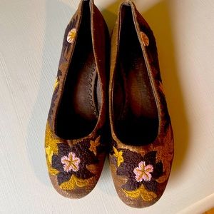 Cochni Floral Embroidered Ballet Flat Size  39/US 8.5